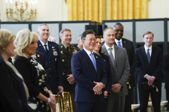 미국을 방문 중인 문재인 대통령이 21일 오후(현지시간) 워싱턴 백악관 이스트룸에서 열린 한국전쟁 명예 훈장 수여식에서 조 바이든 대통령의 연설을 듣고 있다.  <워싱턴=연합뉴스>